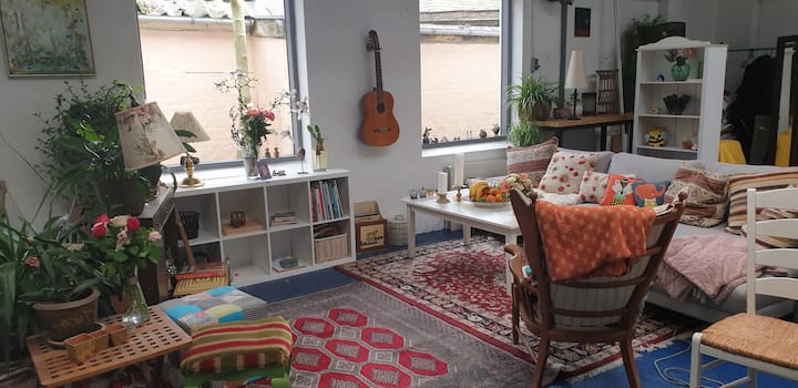 Dhomë ndenjjeje e madhe me divan që flenë 1 person.