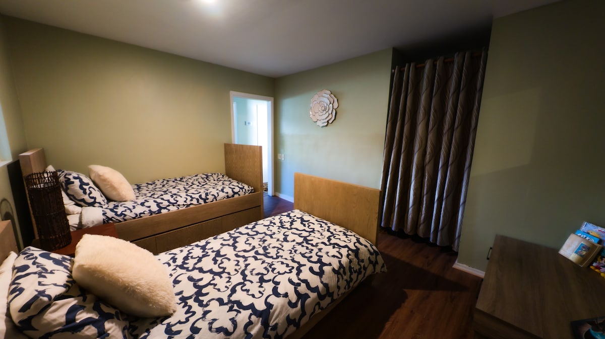 Chumba kizuri cha 4 cha kulala chenye vitanda 2 vya mtu mmoja. ufikiaji wa ukumbi wa mabafu 2 au 3