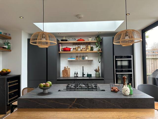 Charming Family Home near Richmond Park gallery image 2