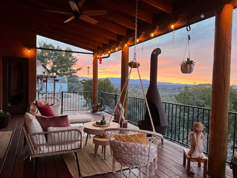 Gypsy Treasures Inn with Hot Tub