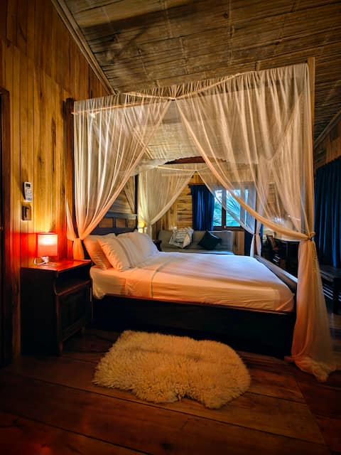 The River House - Upscale Lodge