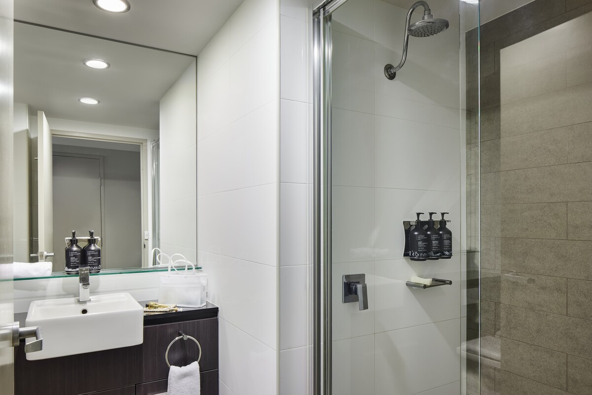 Popular One Bedroom Apartment with Balcony & Pool