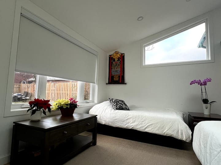 Private One Bedroom, Two Twin Beds - Toronto