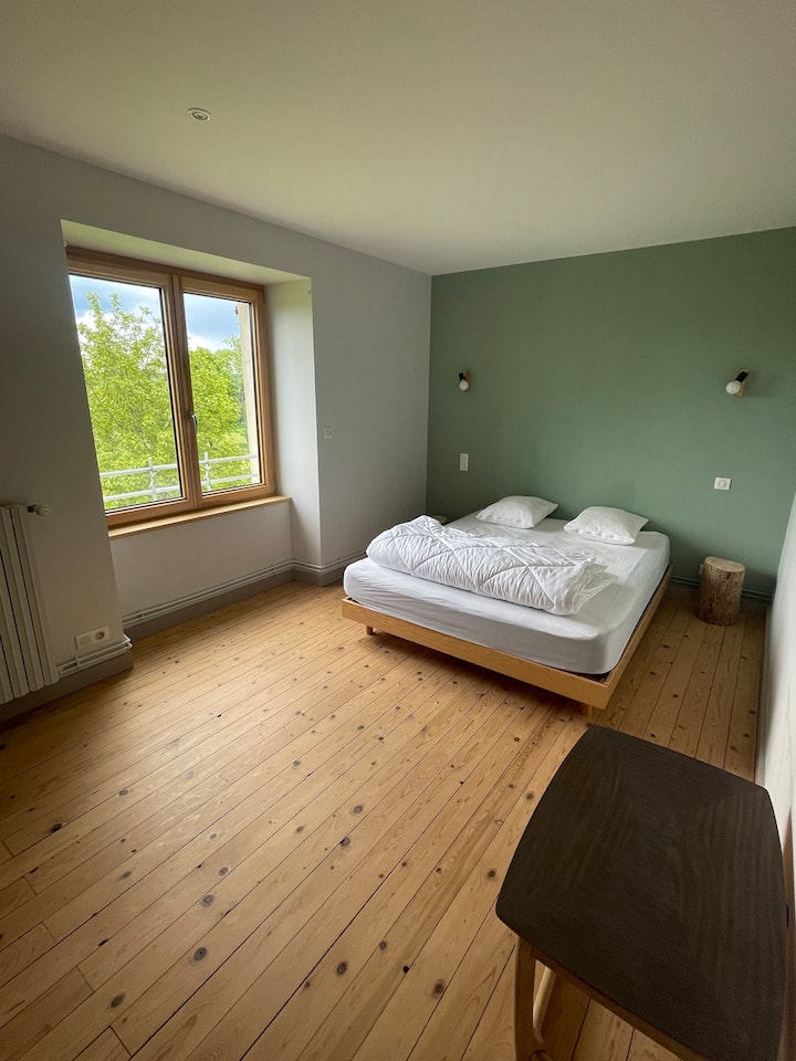 dormitorio cama king size con armario y estanterías