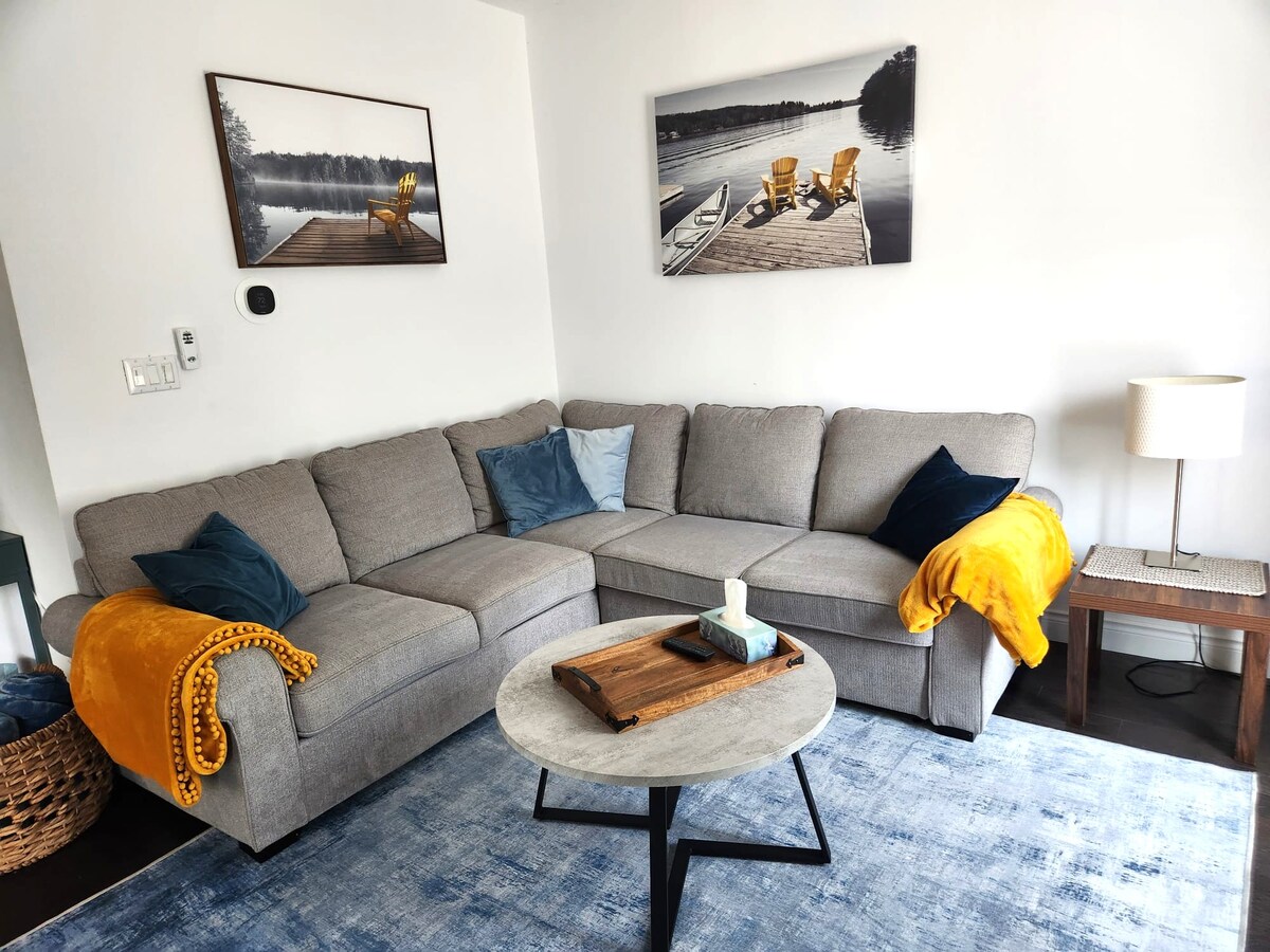 Sofa yetu ya kulala inaenea kwenye kitanda cha "watu wawili". Vuta tu sehemu ya magurudumu nje na juu. Hili ni eneo zuri la ziada la kulala (mito, duvet na mashuka hutolewa unapotujulisha unahitaji kuitumia...) au kujinyoosha na kutazama filamu! 