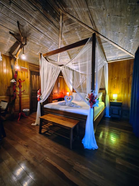 The River House - Upscale Lodge