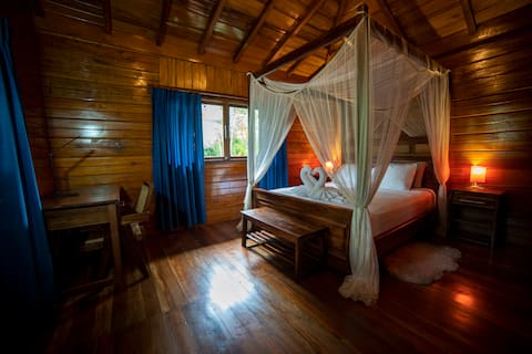 The River House - Upscale Lodge