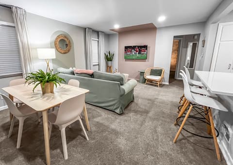 Popular Airbnb listing: Modern Flat - King Bed - Garage - Central Location in Fifth By Northwest
