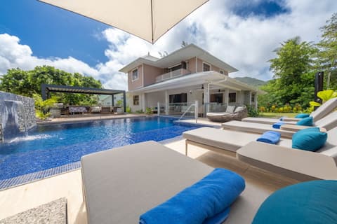 L'Etang Residence. Pool. Near Source d'Argent