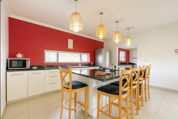 Modern 4 BR Villa Pool near Blouberg Beach Wi-Fi gallery image 4