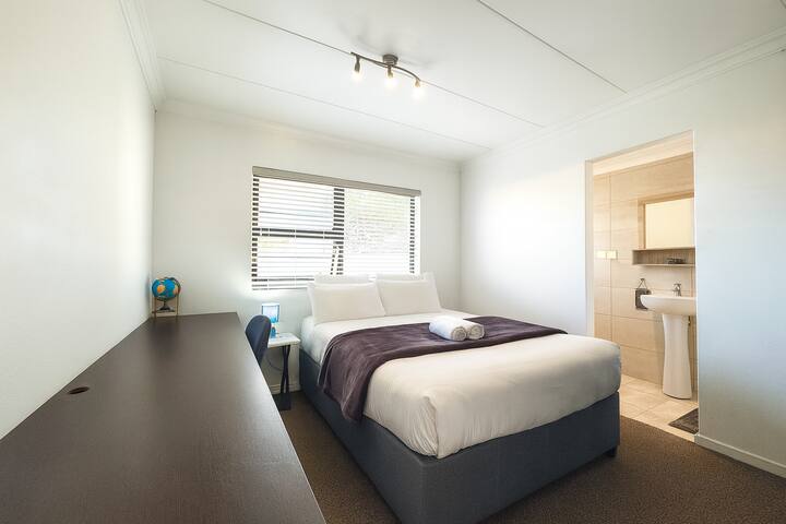 Modern 4 BR Villa Pool near Blouberg Beach Wi-Fi gallery image 3