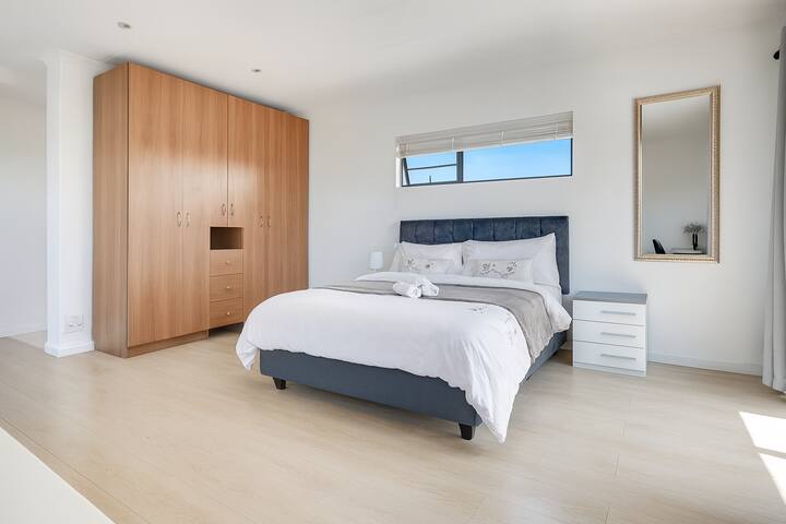 Modern 4 BR Villa Pool near Blouberg Beach Wi-Fi gallery image 5