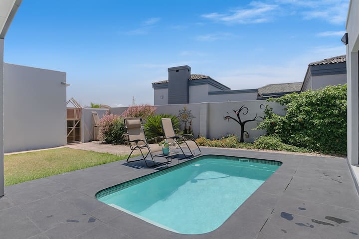 Modern 4 BR Villa Pool near Blouberg Beach Wi-Fi