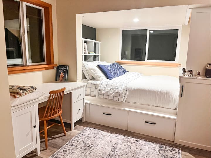 Спалната соба со поглед на шума има кревет со двојна големина, биро, фиоки и плакар. Има „тајно“ поткровје во кое децата може да уживаат...скалите се на полицата во подножјето на креветот...