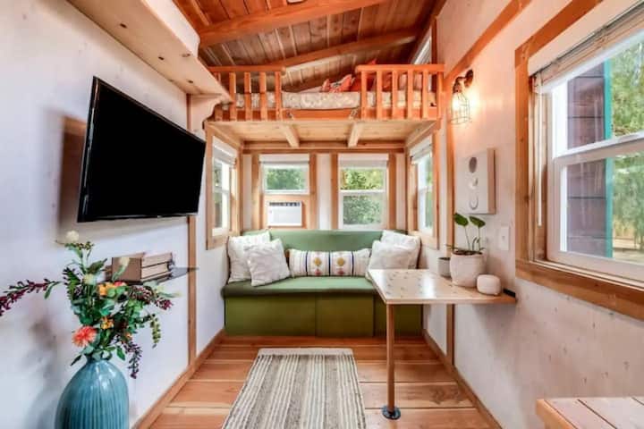 Secluded Tiny House W/private Spa + Canyon Deck - Topanga, CA