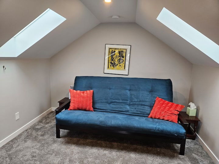Loft. Komfortlu 150-179 sm ölçülü futon. Bu otaq aşağıdakı mətbəxə açıqdır, lakin məxfilik üçün bağlana bilən pərdələr var.