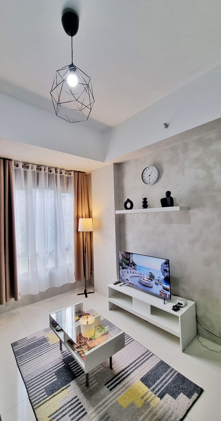 Საცხოვრებელი სივრცე - ტელევიზორი/იატაკის ლამპა/წიგნები და სამაგიდო თამაშები