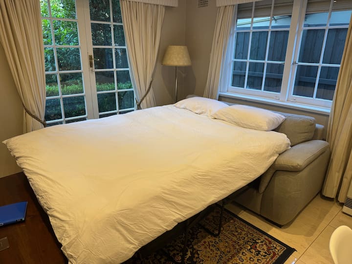 Двоен разтегателен диван - намира се във всекидневната. На гостите се предлага допълнителен матрак, за да се осигури пълен комфорт. Достъпът до банята е през основната спалня.