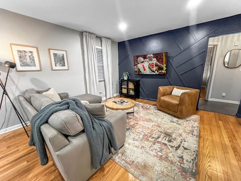 Top Airbnb: Bold & Beautiful Flat - Unmatched location! in Fifth By Northwest