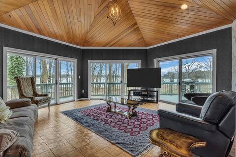 10 Mins to Sandy Hook Beach - Riverview Retreat