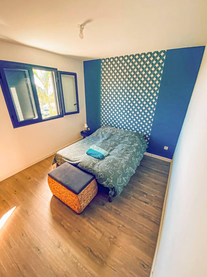 FR : Une chambre spacieuse et lumineuse, pensée pour offrir confort, sérénité et bien-être tout au long du séjour

ANG : A spacious and bright room, designed to offer comfort, serenity and well-being throughout your stay