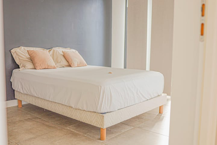 FR : Une chambre lumineuse et soigneusement préparée, idéale pour un séjour paisible et reposant

ANG :  A bright and carefully prepared room, ideal for a peaceful and relaxing stay