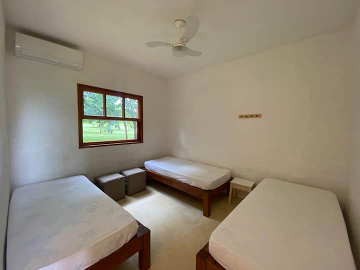 סוויטה הממוקמת בקומה הראשונה, גישה באמצעות רמפה או גרם מדרגות. יש בו מיזוג אוויר, מאוורר ושלוש מיטות יחיד, שתיים מהן יכולות להצטרף וליצור מיטה זוגית. 