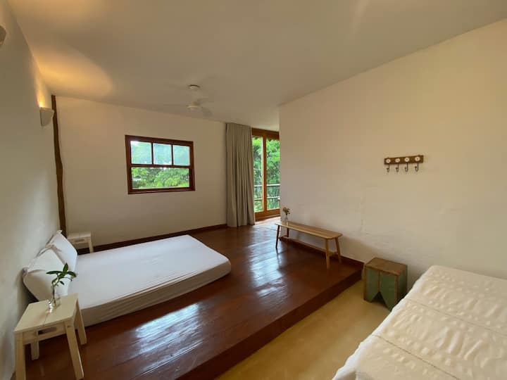 חדר 4 - הוא סביבה מופשטת, המיטה הכפולה היא לוח עץ גדול המשולב עם האופרה וחדר הרחצה, יש מרפסת המשקיפה על היער והסכר.
היא בקומה השנייה, גישה רק במדרגות.