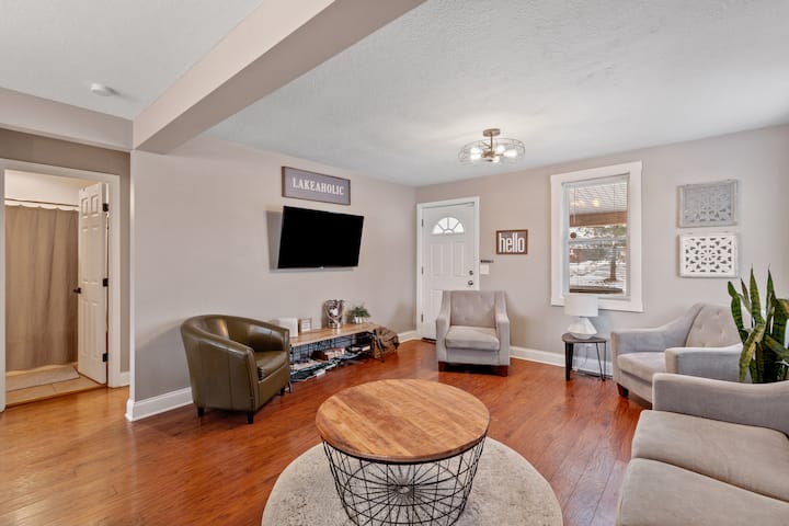 Charming Plx Cottage-lake View - Portage Lakes, OH