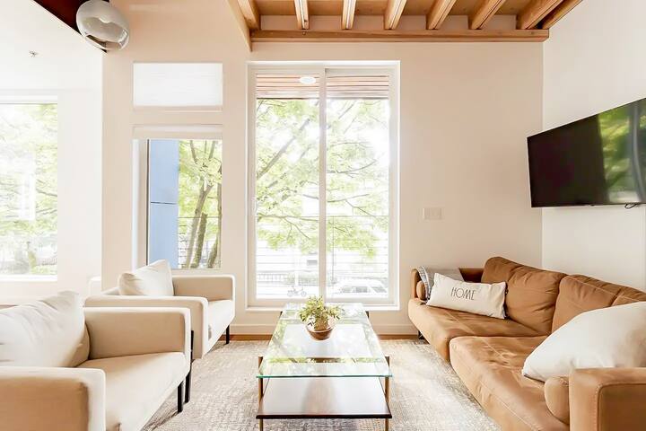 Stylish Seattle Eco Loft | 5BR + City Views gallery image 5