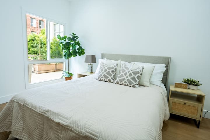 חלון חדר השינה משקיף על הפטיו הפרטי שלכם בגודל 26 מ"ר.