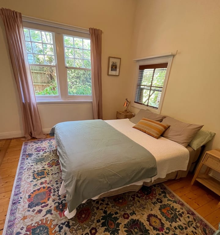 Тихата спалня разполага с удобно двойно легло с електрическо одеяло