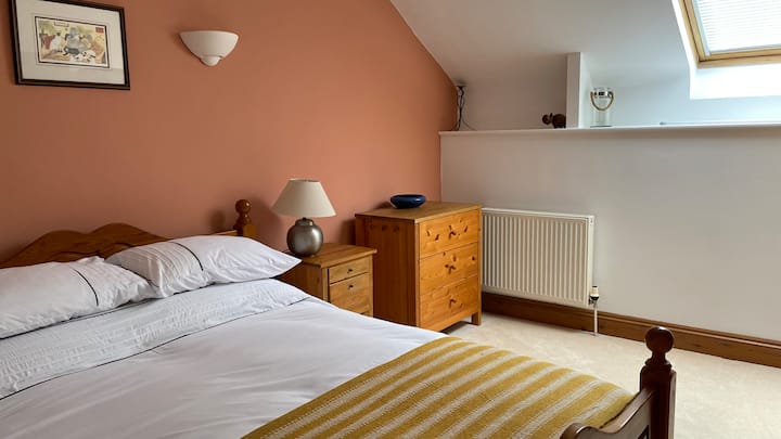 Светла пространа приватна брачна спална соба, со гардероба и ковчег со цртежи.