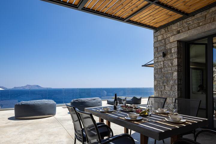 Seafront luxury villa,infinity pool & devine views gallery image 4