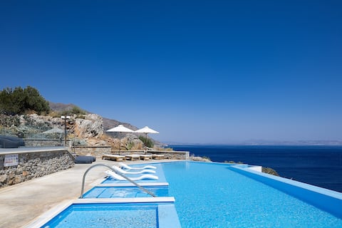 Seafront luxury villa,infinity pool & devine views