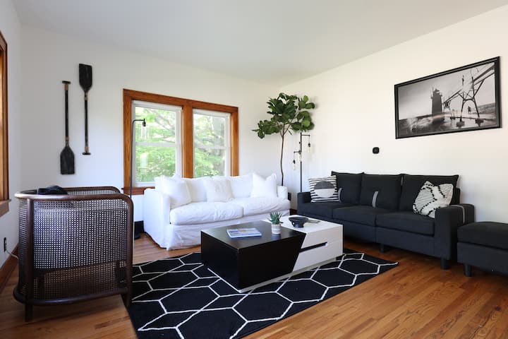 Fun Haven: Hot Tub, Sauna, Fire Pit, Game Room - South Haven, MI