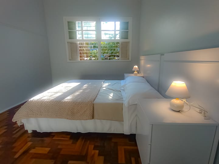 Ორადგილიანი საწოლი თეთრეულით, ჭერის ვენტილატორით