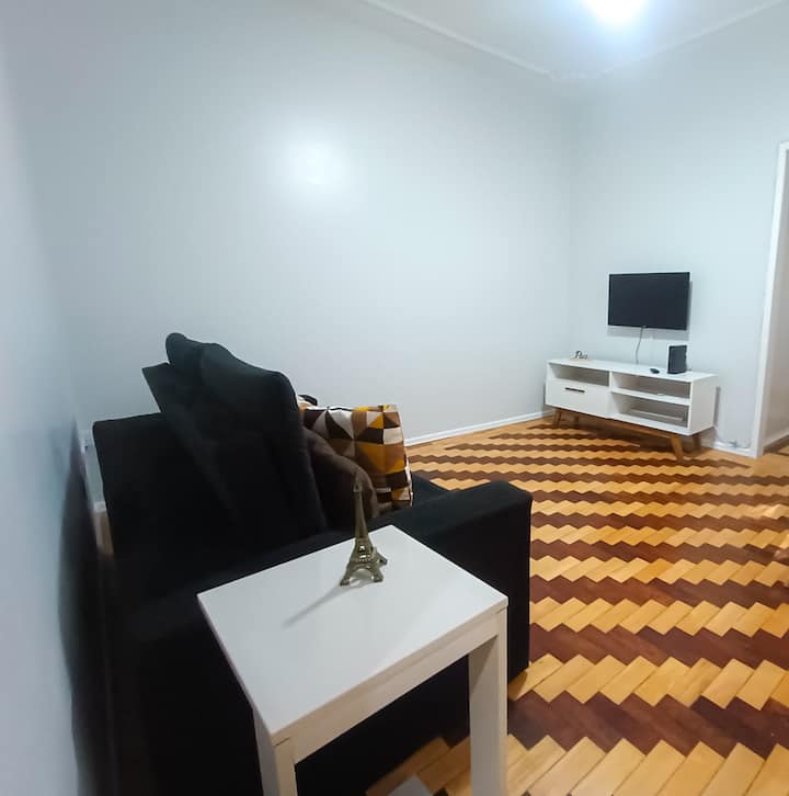 Მისაღები ოთახი მოხსნადი ტახტით, სმარტ-ტელევიზორითა და ჭერის ვენტილატორით