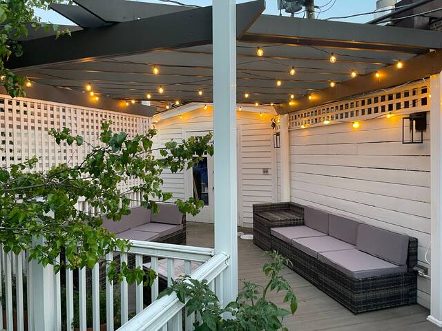 Sun Filled 3-story Lincoln Park Oasis w/parking gallery image 5