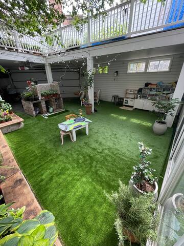 Sun Filled 3-story Lincoln Park Oasis w/parking gallery image 3