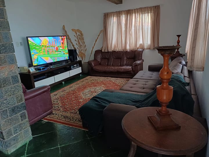 Dhomë me televizor të gjerë  