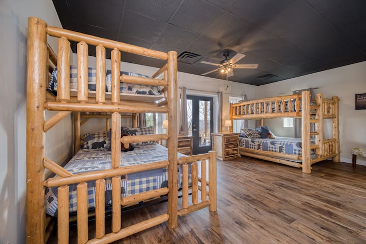 Basement Large Bedroom with Queen/Queen and Twin XL/Queen Bunks