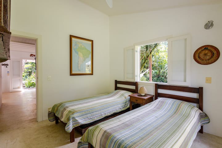 Dve samostatné postele s dvomi bicamami. 