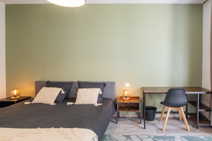 سرير كبير مريح مع منطقة مكتب - مكيف هواء