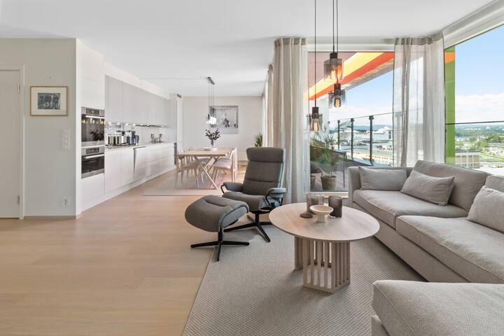 Luxury 3BR Penthouse by Waterfront w/ Sunset Views gallery image 4