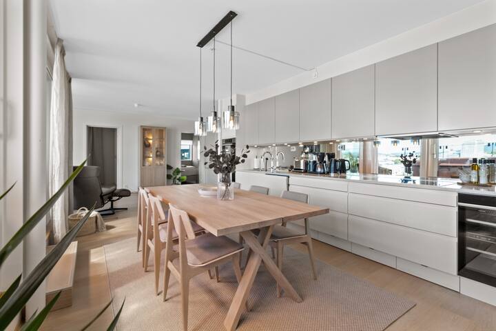 Luxury 3BR Penthouse by Waterfront w/ Sunset Views gallery image 3