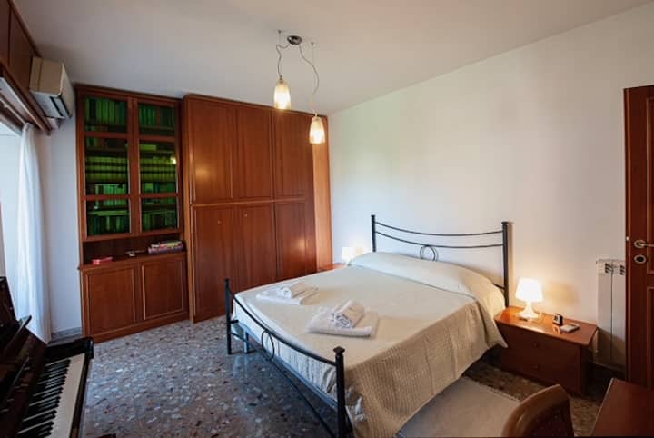 Chambre avec lit double numéro 2 avec balcon.