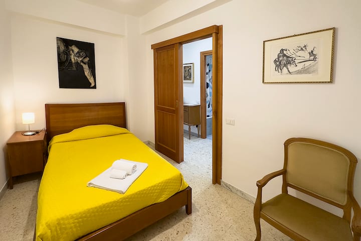 Chambre numéro 3 avec lit une place et demie.