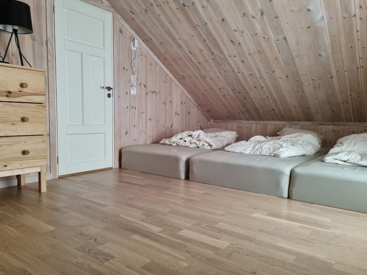 ห้องนอน 4 (ในห้องใต้หลังคา): ที่นอนโครง 3 อันขนาด 90 ซม. ที่สามารถเคลื่อนย้ายเข้าด้วยกันได้ตามต้องการ