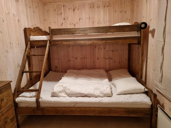 เตียงสองชั้นสำหรับครอบครัว 1 หลังพร้อมเตียงสองชั้นล่างกว้าง 150 ซม. และเตียงสองชั้นด้านบนกว้าง 90 ซม.